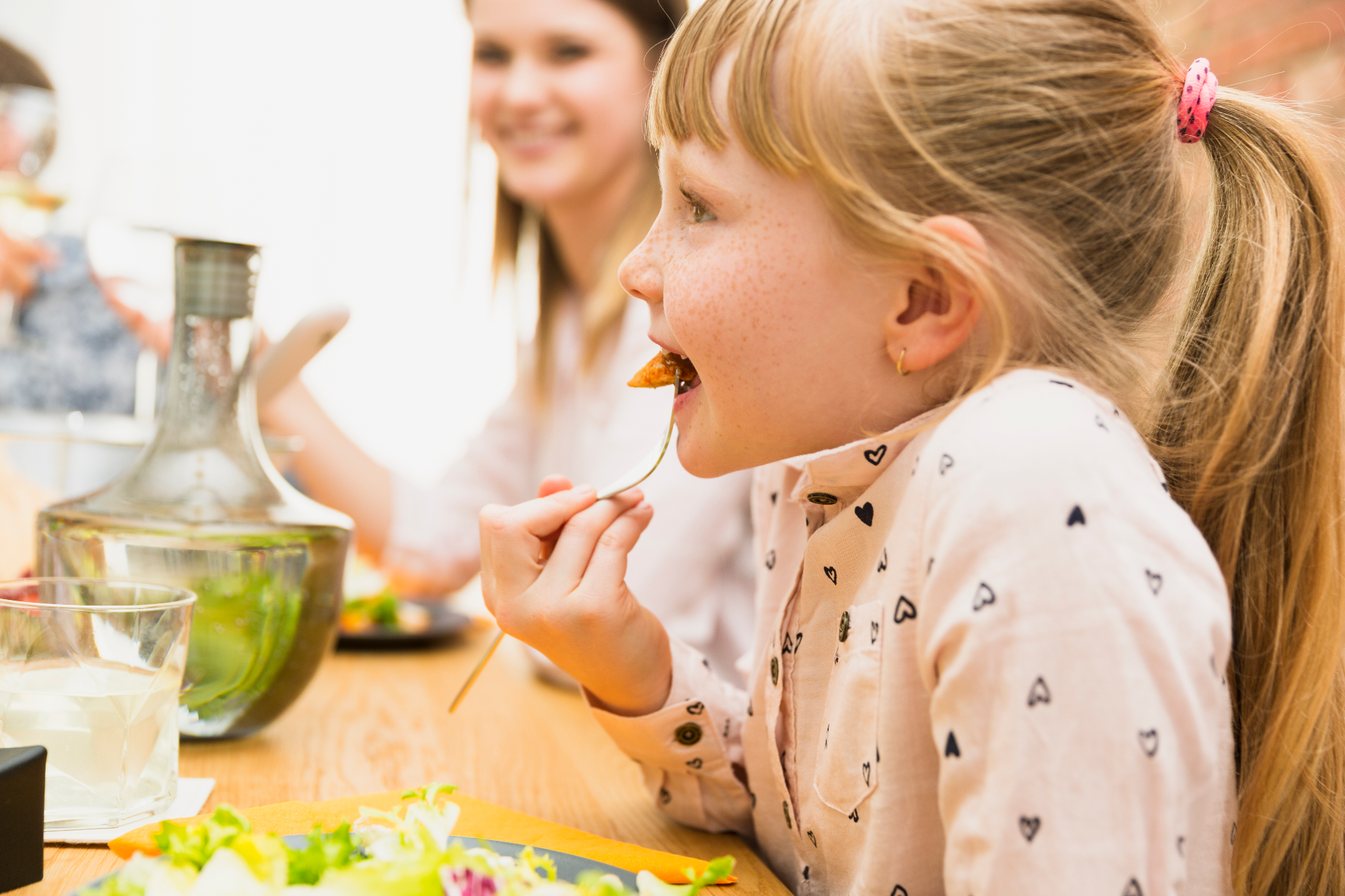 Une petite fille mangeant avec fourchette