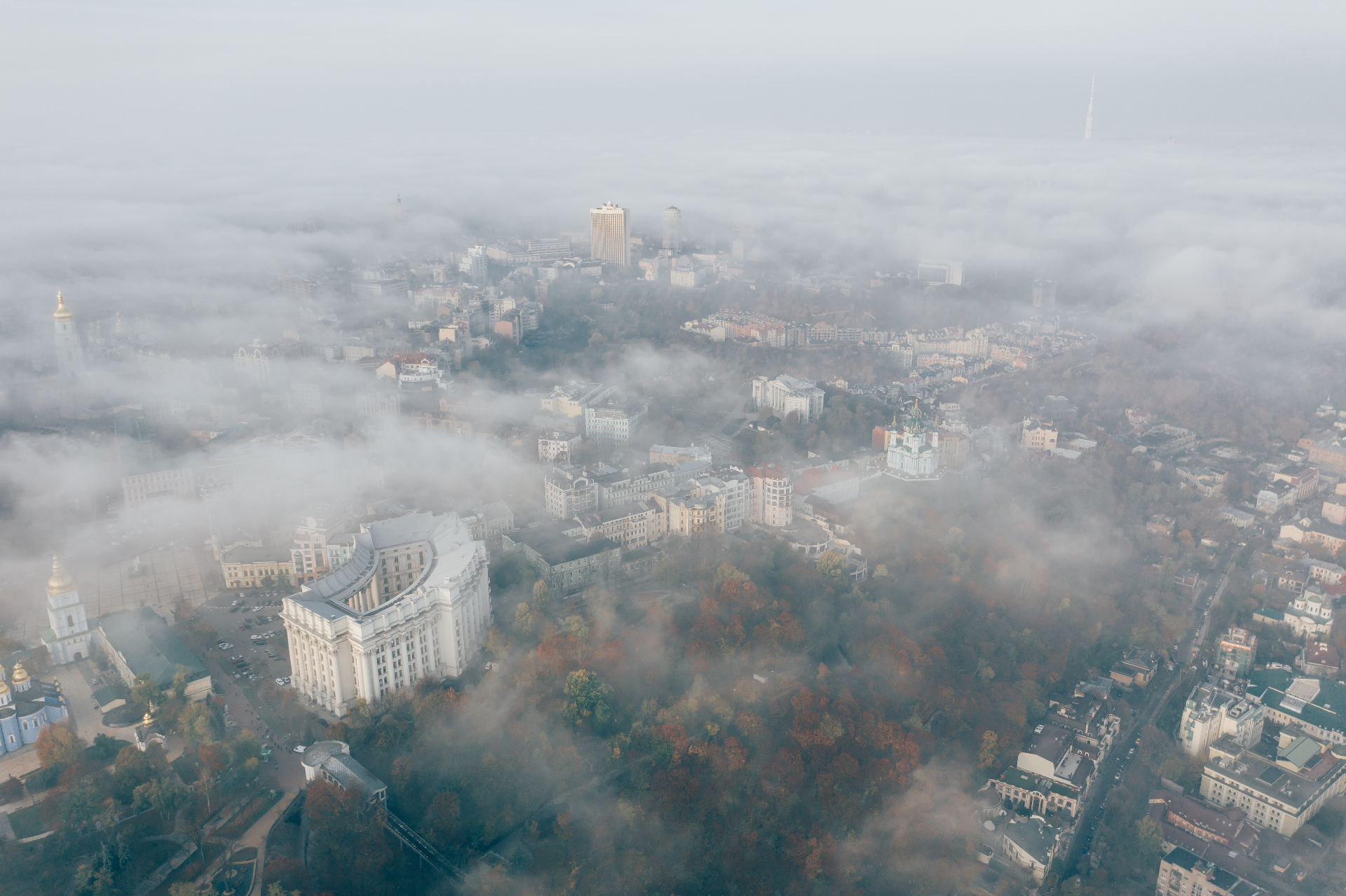 Vue aérienne d'une ville dans le brouillard