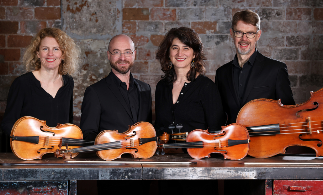 Les quatre musiciens derrière leurs instruments