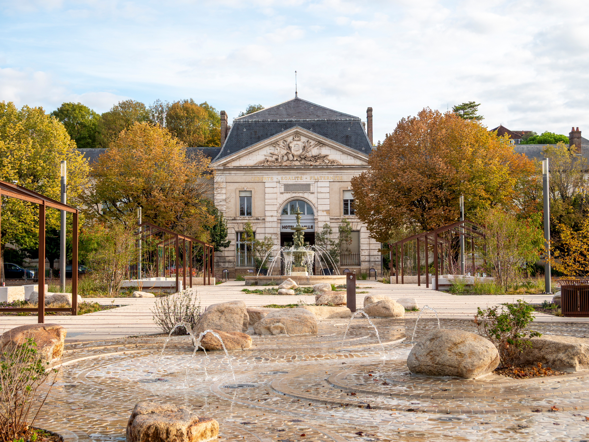 La mairie vue depuis la place centrale