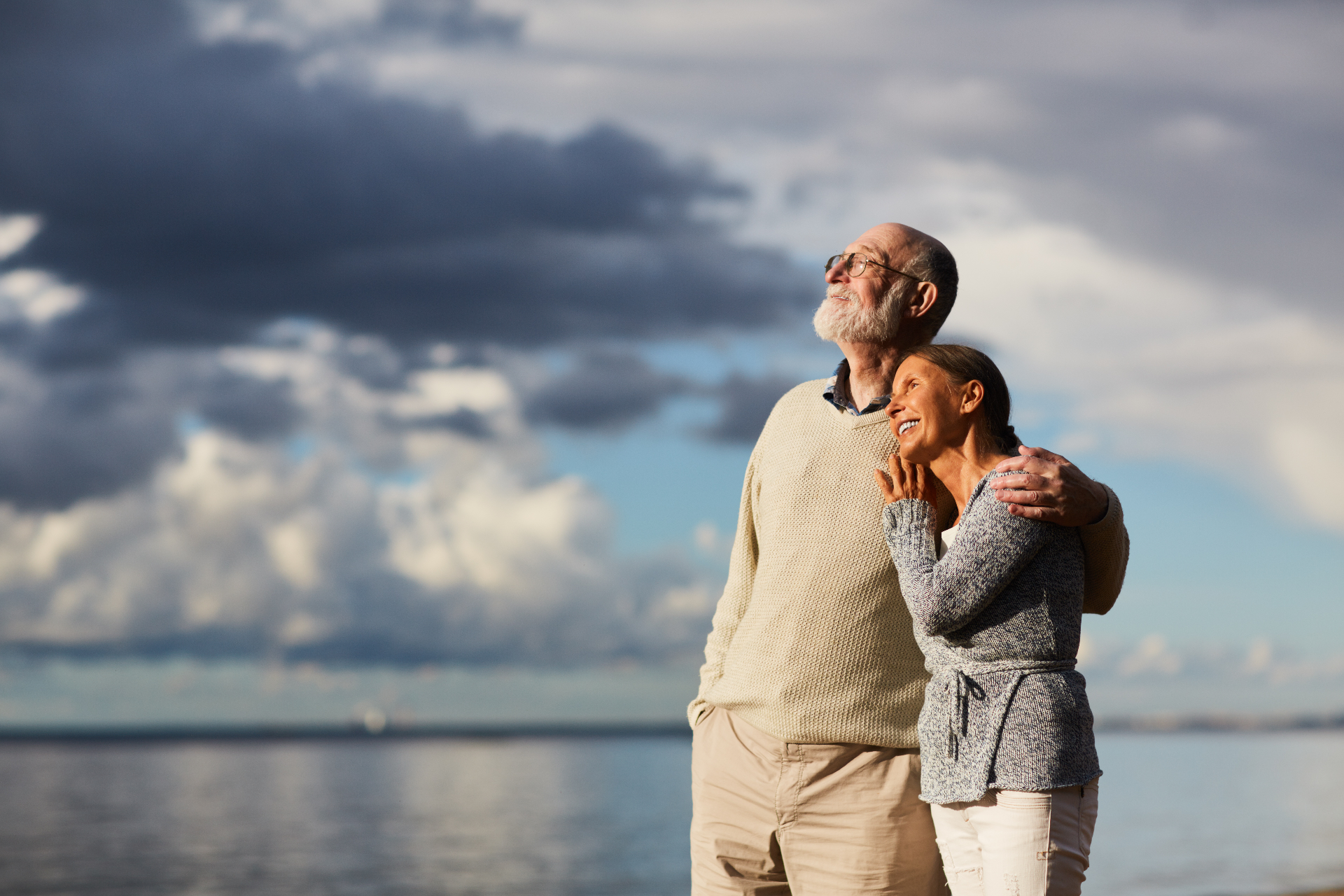 Un couple âgé au bord de la mer