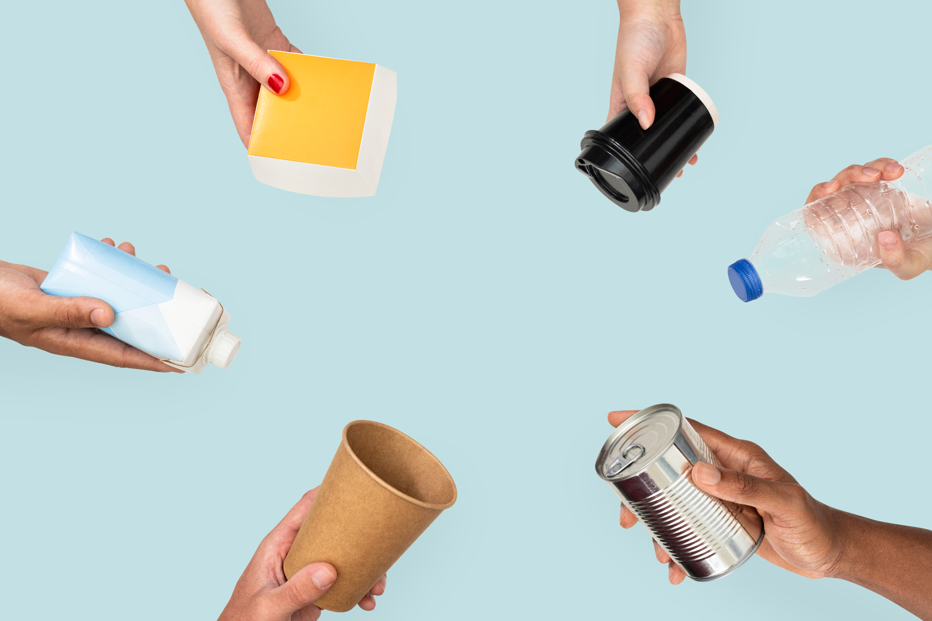 Des mains tenant des déchets recyclables