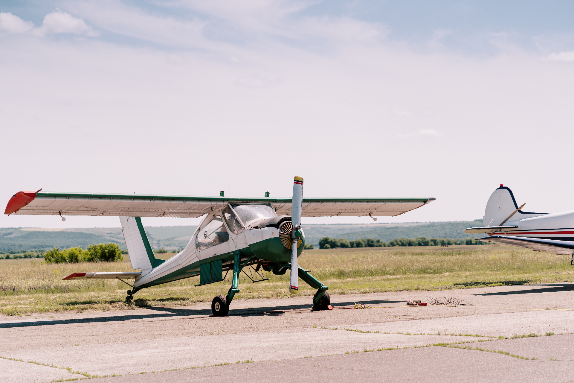 Un petit avion sur une piste de décollage
