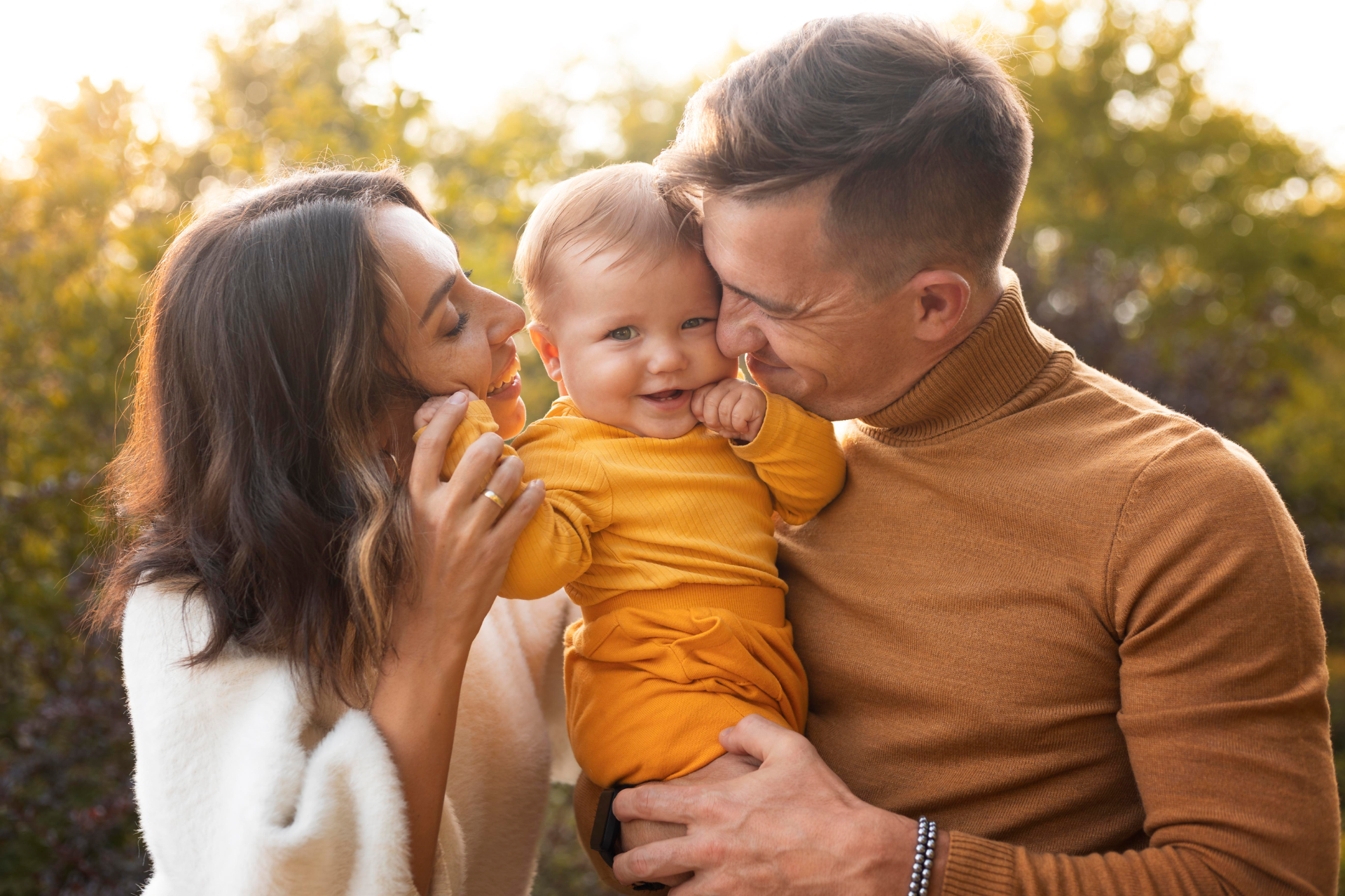 Des parents montrant de l'affection à leur bébé
