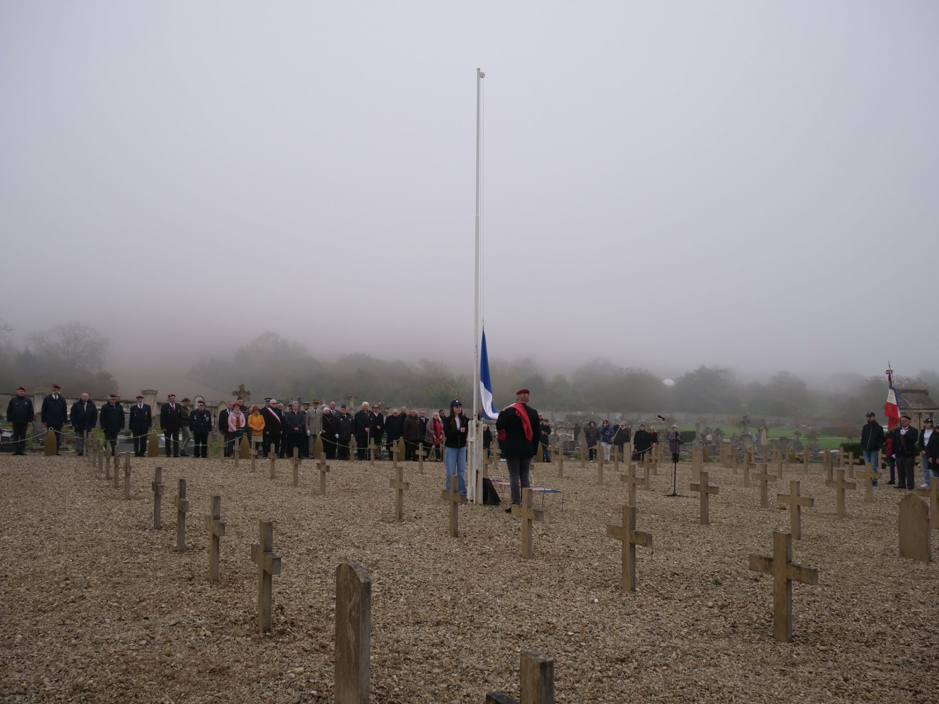 Levée du drapeau dans le cimetière