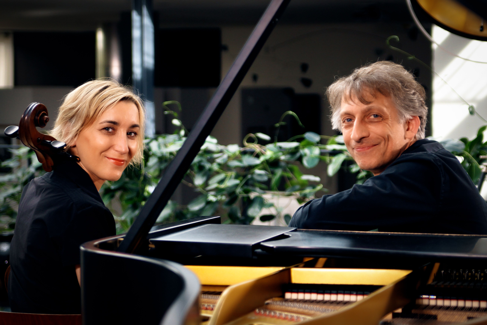 Les artistes posant derrière un piano