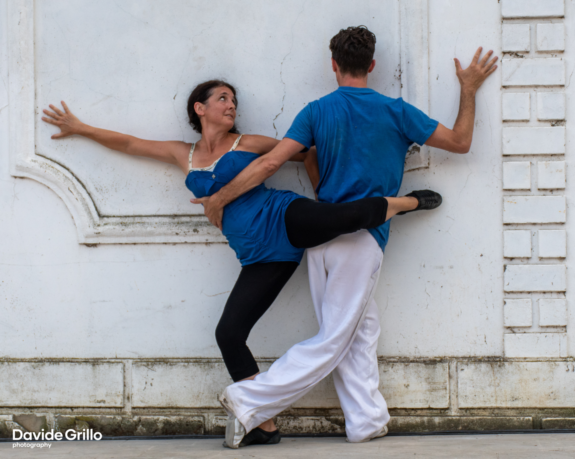 Les artistes effectuant une chorégraphie contre un mur
